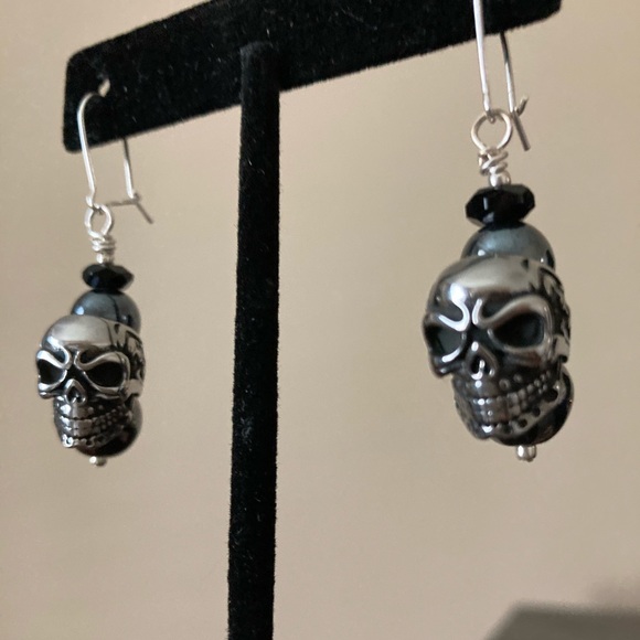 Skull Earrings - Picture 2 of 5